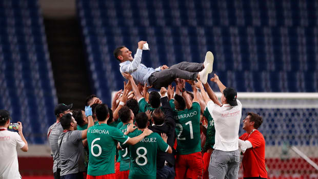 Jugadores celebran a Jaime Lozano tras triunfo olímpico 2020